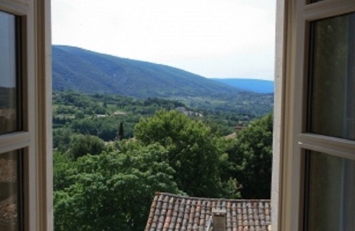 Bonnieux Apartment | JDV Holidays-The Old Gendarmerie, Bonnieux, 2 bedrooms, shared pool, great views