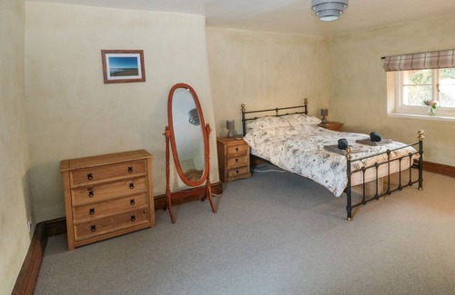 Silverton Cottage | JEAN'S COTTAGE, pet friendly, character holiday cottage in Silverton