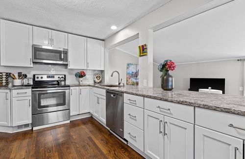South Kansas City House | Jefferson Cottage - Large Home + Walkable to Waldo!