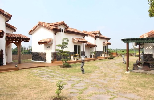 Pyeongdae-ri Condo | Jeju Bijarim Midam Pension