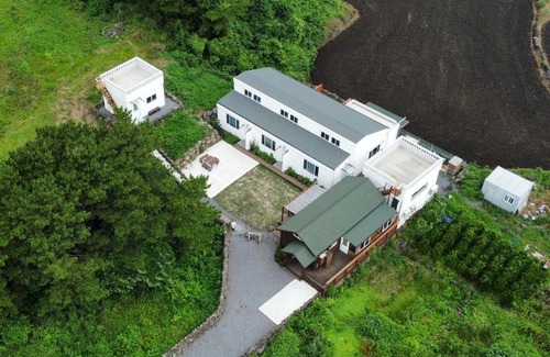 Sehwa-ri Bed & Breakfast | Jeju Damda