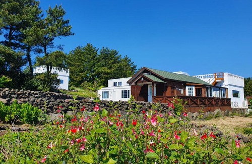 Sehwa-ri Bed & Breakfast | Jeju Damda