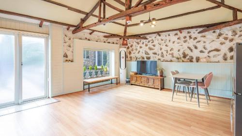 Namwon House | Jeju doldamhankil pension