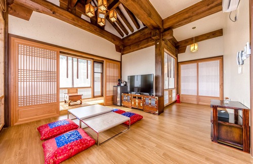Songsan-dong Hotel | Jeju Hanok Hotel Hallagung