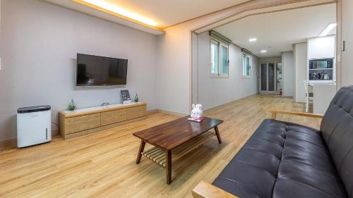 Hallim House | Jeju Jang Sugot Pension