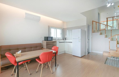 Jongdal-ri House | Jeju Jimian Pension