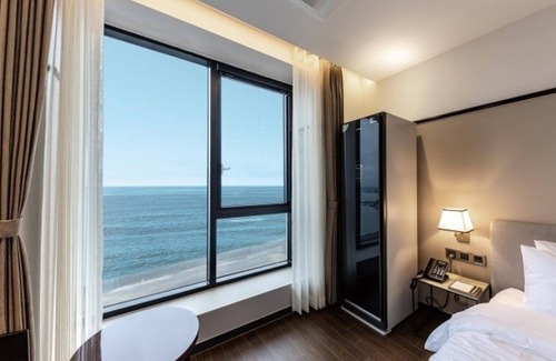Buk-gu Hotel | Jeongja Beach Brown Dot