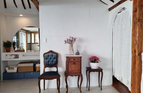 Jeonju House | Jeonju Hanokmaeul Nest175 Jaczzi Dokchae Pension