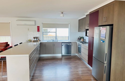 Waterhouse House | Jestalong House- Pet Friendly Outside - 4 De Guichen Dr
