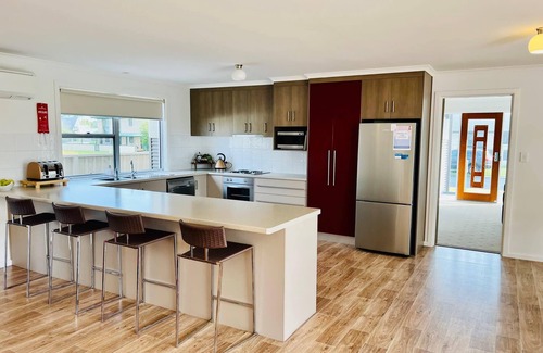Waterhouse House | Jestalong House- Pet Friendly Outside - 4 De Guichen Dr