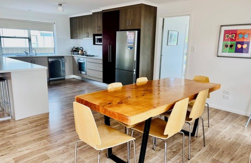 Waterhouse House | Jestalong House- Pet Friendly Outside - 4 De Guichen Dr