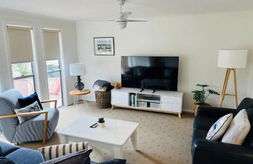 Waterhouse House | Jestalong House - Pet Friendly Outside - 4 De Guichen Dr