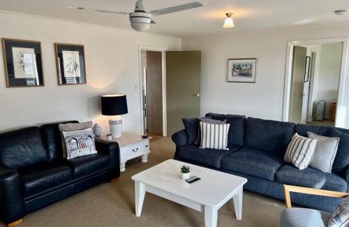 Waterhouse House | Jestalong House - Pet Friendly Outside - 4 De Guichen Dr