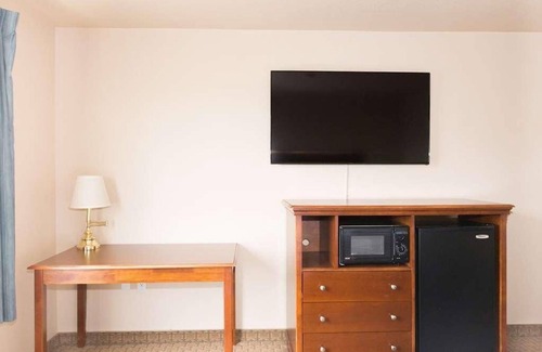 McMinnville Apartment | Jetted Tub Suite in Red Lion McMinnville! On-site Pool, Near Eyrie Vineyards!