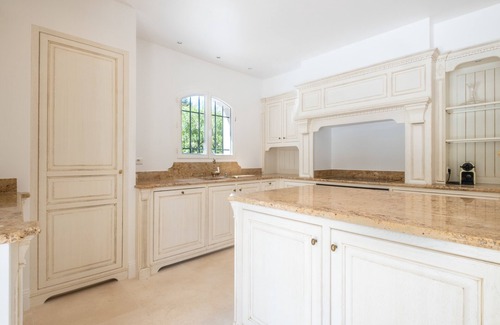 Roquefort-les-Pins Villa | Jewel of 280m² with Infinity Pool in Absolute Calm