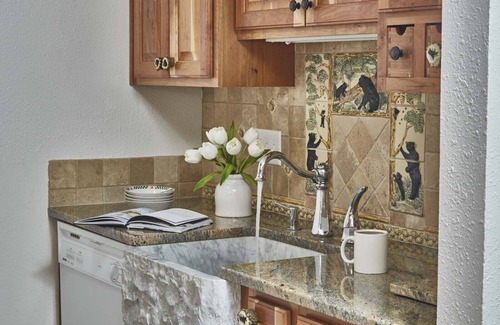 Teton Village Condo | JHRL - Gros Ventre B10 - Cozy mountain condo