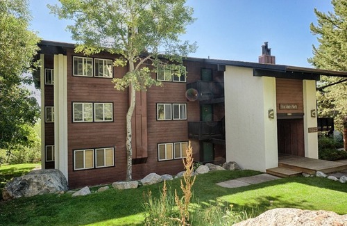 Teton Village Condo | JHRL - Gros Ventre B10 - Cozy mountain condo