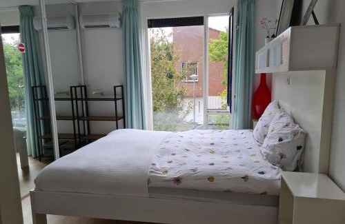 Slotervaart House | Johan's B&B - Since 2014 roofterrace and cheap parking