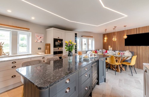 Ripley House | John's Cottage - Four Bedroom House, Sleeps 8