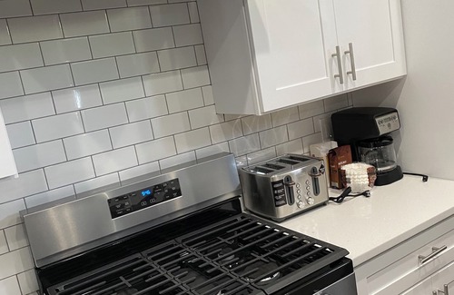Greektown House | John’s Hopkins Downtown free parking 3 bedroom 3 bth sleeps 8 rooftop deck