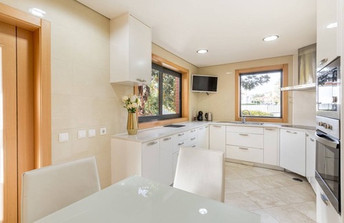 Linda-a-Velha House | JOIVY Elegant villa w/dual pools in Carnaxide