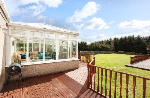 Kelty Apartment | JOIVY Greenknowes Estate with Hot Tub and Bar - Farmhouse and Lodge