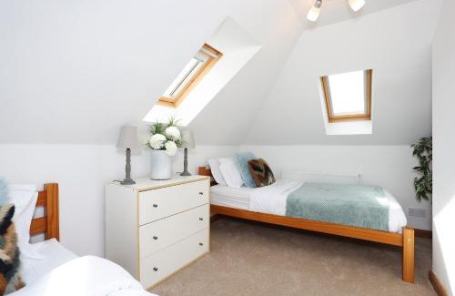 Kelty Apartment | JOIVY Greenknowes Estate with Hot Tub and Bar - Farmhouse and Lodge