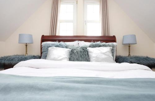 Kelty Apartment | JOIVY Greenknowes Estate with Hot Tub and Bar - Farmhouse and Lodge