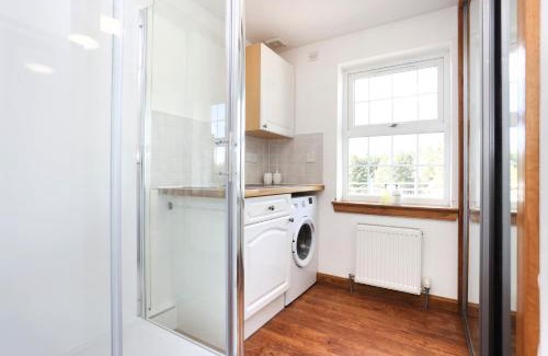 Kelty Apartment | JOIVY Greenknowes Estate with Hot Tub and Bar - Farmhouse and Lodge
