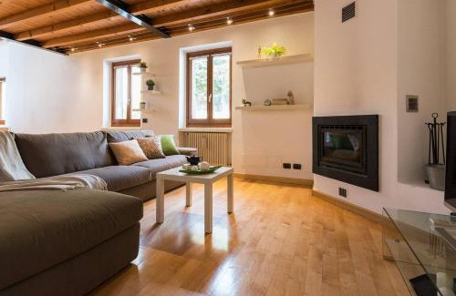Cernobbio House | JOIVY Scenic 2BR Apt with Balcony & Parking
