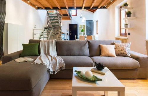 Cernobbio House | JOIVY Scenic 2BR Apt with Balcony & Parking