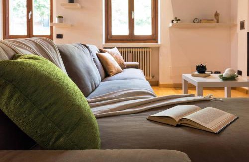 Cernobbio House | JOIVY Scenic 2BR Apt with Balcony & Parking