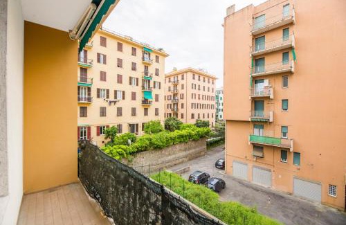 Albaro Apartment | JOIVY Spacious 2-bedroom flat with Parking and Balcony