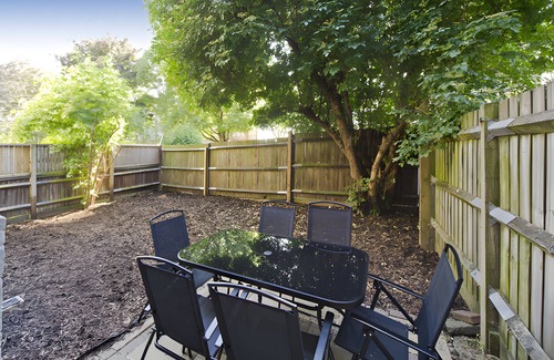 Notting Dale Apartment | JOIVY Spacious apt w/private yard in Notting Hill