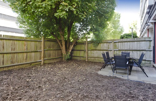 Notting Dale Apartment | JOIVY Spacious apt w/private yard in Notting Hill