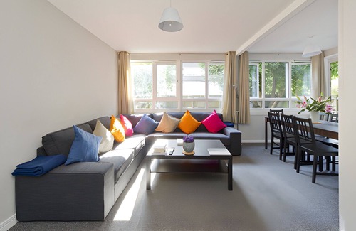 Notting Dale Apartment | JOIVY Spacious apt w/private yard in Notting Hill