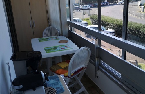 Courseulles-sur-Mer Condo | Joli Appartement Avec Chambre Séparée et Grande Loggia à 200m de la Plage