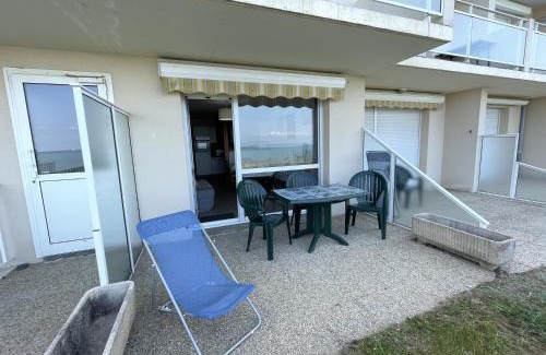 Jullouville Apartment | Joli T2 en front de mer avec accès direct plage, terrasse privative, parking et Wi-Fi gratuit - FR-1-361-45