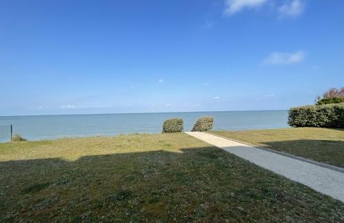 Jullouville Apartment | Joli T2 en front de mer avec accès direct plage, terrasse privative, parking et Wi-Fi gratuit - FR-1-361-45