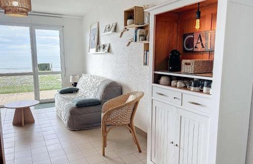 Jullouville Apartment | Joli T2 en front de mer avec accès direct plage, terrasse privative, parking et Wi-Fi gratuit - FR-1-361-45