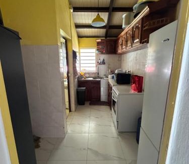 Vieux-Fort House | Jolie maison saisonnière en Guadeloupe de 160m2 disposant de 4 chambres 2 toilettes une grande véranda et terrasse