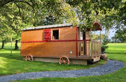 Saint-Jean-d'Elle House | JOLIE ROULOTTE AVEC SON SPA