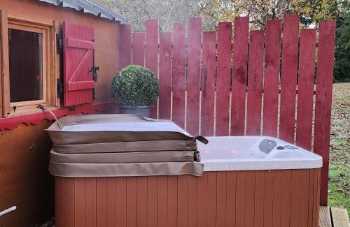 Saint-Jean-d'Elle House | JOLIE ROULOTTE AVEC SON SPA