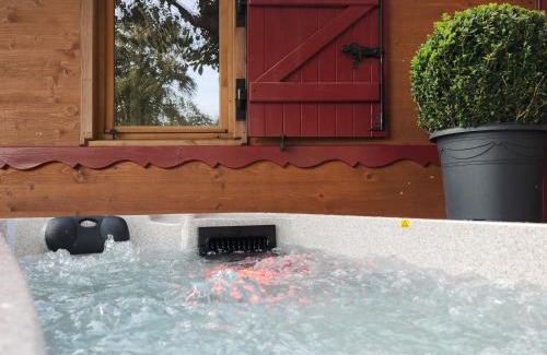 Saint-Jean-d'Elle House | JOLIE ROULOTTE AVEC SON SPA