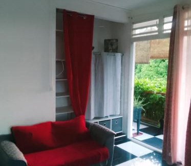 Les Abymes Apartment | Jolie studette dans un environnement arboré