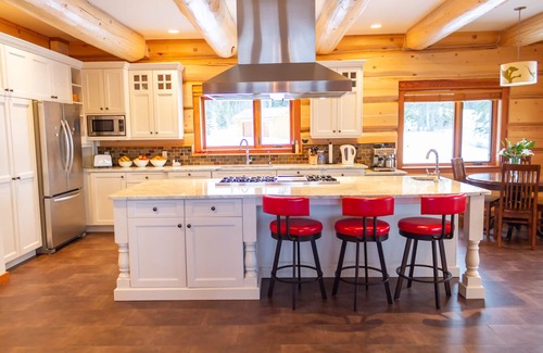 Smithers Cabin | JollyMore | Pink Sky Lodge