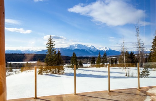 Smithers Cabin | JollyMore | Pink Sky Lodge