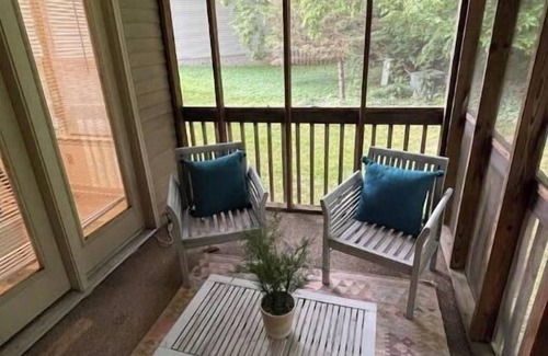 Lexington House | Joyful cottage on Joi- Off I-75