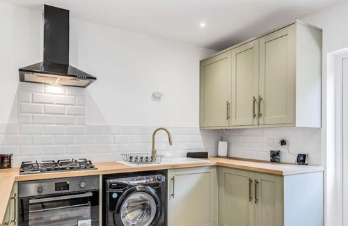 Dudley House | JRR Stays - West Midlands - Dudley
