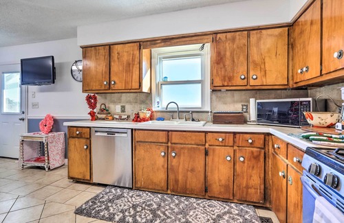 Howard House | Junction City Home: Large Yard & Deck!